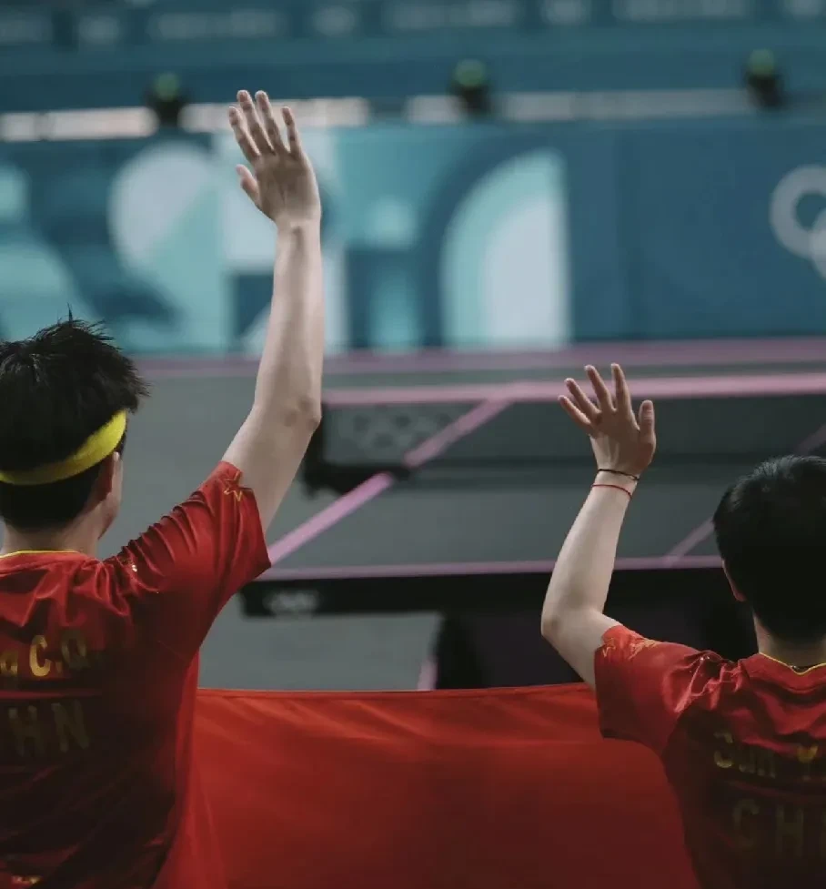 双方交锋，球场上的激烈比拼展现出双方的拼搏精神