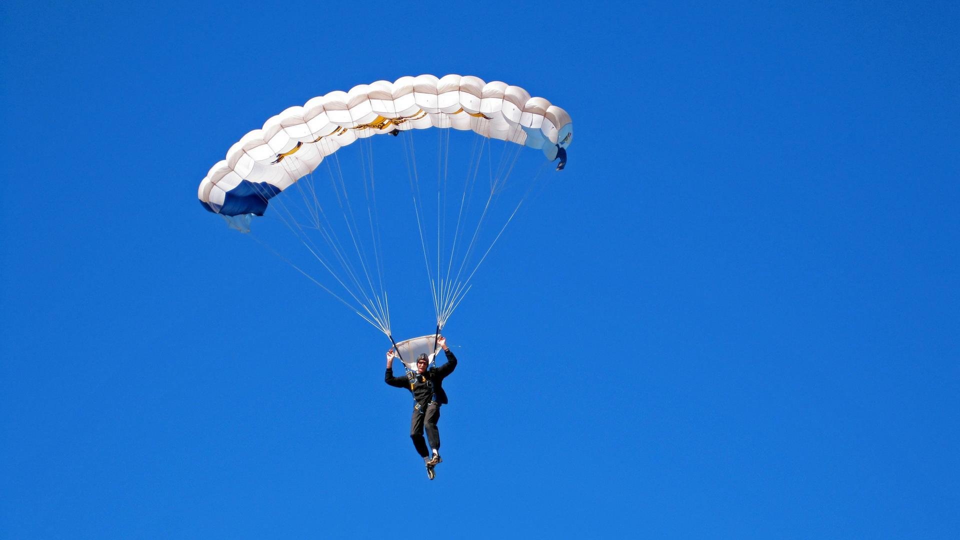 开云体育中国-当足球之神降临F1，伊布点燃墨尔本，唯一性的夜晚
